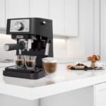 ⁦ماكينة قهوة ديلونغي Delonghi اسبريسو و كابوتشينو- إمكانية استعمال بن الاسبريسو المطحون أو الأقراص الجاهزة |EC260BK⁩ - الصورة ⁦4⁩